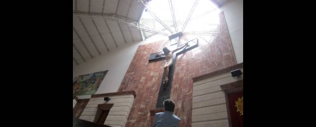 Aguacero del sábado, primer campanazo | Santiago Olivares Tobón | La iglesia de San Bernardo también resultó afectada. Su cúpula fue destruida por el vendaval del sábado en la tarde, lo que dejó el templo a la intemperie, pero el párroco dice que seguirá oficiando así las misas.