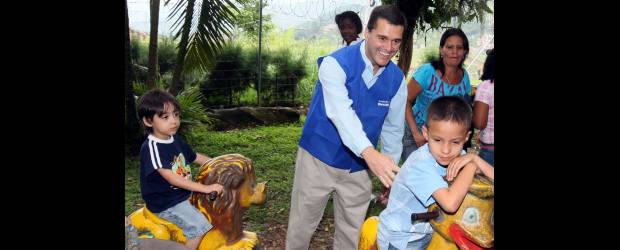 Donar tiempo es una forma de ganar vida | Jaime Pérez | El presidente de Bancolombia, Carlos Raúl Yepes Jiménez, comparte con algunos de los niños, durante la jornada del voluntariado en la Fundación Dulce Hogar, en San Cristóbal. El voluntariado del banco se fortalecerá en todo el país.