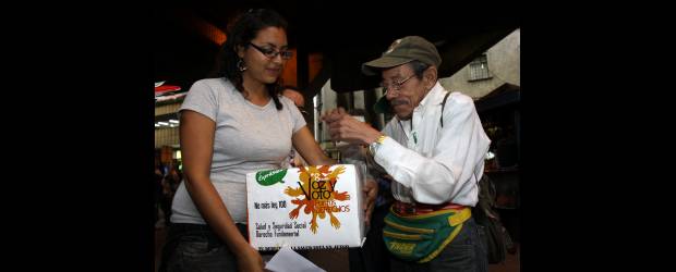 Tres millones de firmas contra la Ley 100 | Edwin Bustamante | La recolección de firmas se extenderá hasta el próximo 30 de noviembre. "El escándalo de las EPS dejó al descubierto que la verdadera causa del viacrucis cotidiano que padecemos millones de colombianos para acceder a los servicios de salud es la utilización del dinero de la salud en engrosar el patrimonio de los intermediarios", dice uno de los volantes que promocionan la iniciativa.