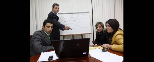Así es el trabajo de un administrador | | El administrador es responsable de todas las áreas de la empresa. Debe saber de todo un poco, pues si la empresa va bien él será un buen gerente, pero si va mal debe conocer dónde está el problema y repararlo.