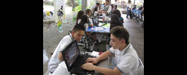 Hay software que se gesta en las aulas | Fotos Daniel Rivera Marín | Entre los 52 proyectos que estuvieron el viernes en el Politécnico Jaime Isaza Cadavid, la mayoría eran de Medellín. Programas para mejorar la contabilidad en tiendas y panaderías, para administrar las matrículas en una institución educativa, ideas para solucionar problemas específicos.
