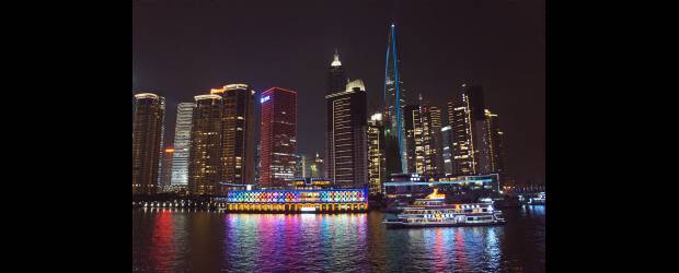 Déjese atrapar por Shanghái | Iván Luzardo | El río Huangpu divide a Shanghai en dos: en su ribera occidental se encuentra el casco o centro histórico, Puxi, y en la oriental está el distrito financiero, Pudong. Esta última es una zona que concentra empresas de alta tecnología. El paseo nocturno por el río es un plan clásico de turismo.