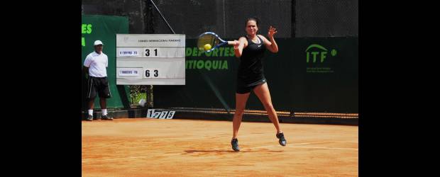 Eslovaca se va feliz y con título de Medellín | Cortesía | La eslovaca Lenkra Broosova, durante el juego que ganó ayer sobre Nadia Echeverría para adjudicarse el título del torneo Club El Rodeo de Medellín.