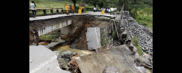 Pradera quedó aislada por la caída de puente | Julio César Herrera | Entre hoy y mañana se restablecerá el paso por la vía a Cisneros con la instalación de un puente metálico en el sitio Quebrada Negra, donde hace más de quince días colapsó el puente de concreto y tiene afectado a todo el Nordeste.