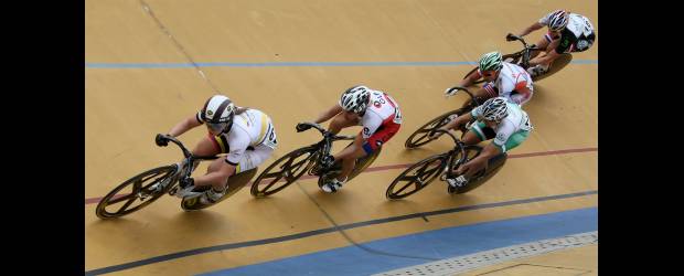 Sireau, el TGV de la pista francesa | Juan Antonio Sánchez| En la gráfica superior el francés Kevin Sireau muestra sus dotes. Abajo, en el keirin se juegan la suerte Monique Sulivan, Canadá; Clara Sánchez, Francia; Diana García, Colombia; Fateham Mustafa, Malasia e Ivonne Hijgennar, Holanda.