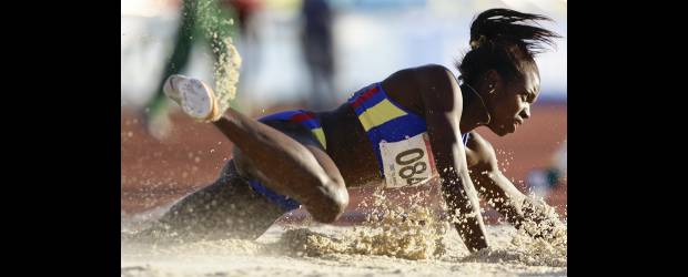 Caterine luce al mismo nivel de Messi | Archivo | La atleta de Apartadó se paseó este año por varios escenarios, saliendo triunfadora. Caterine Ibargüen hizo la mejor marca de la temporada (14,99) a nivel suramericano. Y ayer volvió a ser noticia al ser escogida como la mejor atleta en Latinoamérica al lado de la gran estrella del fútbol, Lionel Messi.