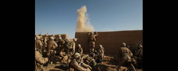 El asalto sobre Marjah es la primera gran operación militar extranjera desde que el presidente de E.U., Barack Obama. | David Guttenfelder, Ap - Marjah, Afganistán | Miles de infantes estadounidenses y soldados afganos atacaron por aire y tierra el reducto talibán de Marjah, la mayor localidad bajo control de los rebeldes.