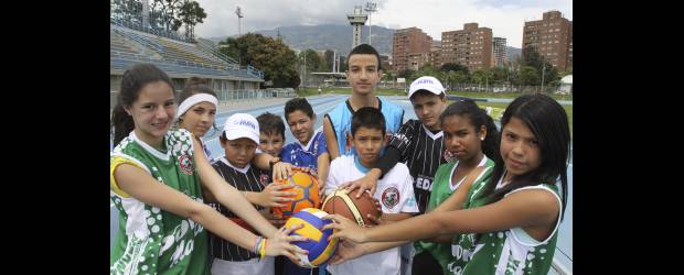 Diversión, en pleno apogeo | Julio César Herrera | Deportistas de las siete disciplinas serán los encargados de brindar al público el espectáculo del desfile inaugural de esta tarde, acto en el que se espera la asistencia de todas las delegaciones. El Pony ya se vive en Medellín.