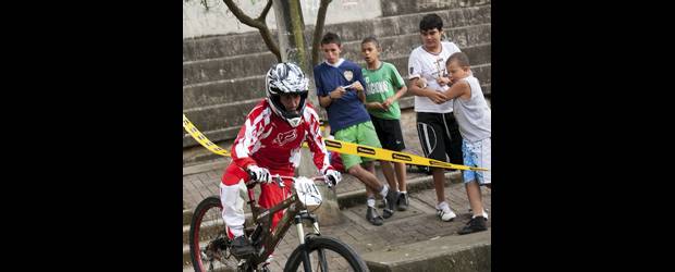De Julián queda la imagen de un atrevido con la cicla | Cortesía Daniel Arredondo | La bicicleta fue uno de los grandes amores de Julián David Salazar. El descenso, su especialidad. Lamentable pérdida de tan buen deportista paisa.