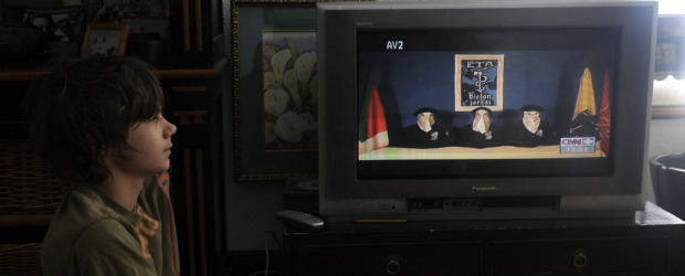 Reuters | Un chico mira un video con la declaración del alto el fuego hecho por los separatistas de Eta, transmitido por el canal CNN en Guernica, este domingo 5 de septiembre de 2010.