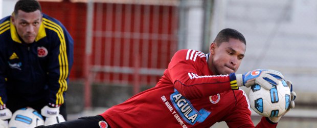El portero Neco Martínez, del Once Caldas, se lesionó | Archivo | Neco, uniforme rojo, fue el arquero titular de Colombia en la pasada Copa América.