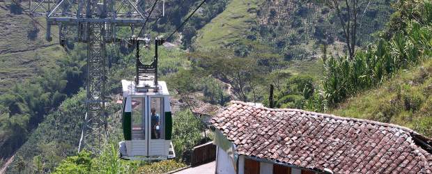 Nariño vuela feliz por su teleférico | Robínson Sáenz, Enviado Especial Nariño | El cable de Nariño cuenta con tres estaciones: una en el parque principal, una intermedia (Guamito) y en la que se acaba el recorrido de tres kilómetros (Las Mangas). Aunque, por ahora, el telefeérico solo tiene una cabina los habitantes esperan que sea instalada otra para suplir la demanda de pasajeros, que pagan 2.500 pesos por cada trayecto. El costo para los turistas es de 5.000 pesos.
