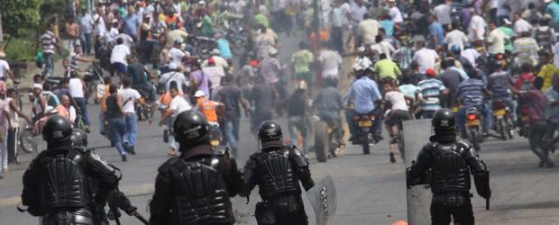Sigue tensión en Caucasia | Hernán Vanegas, enviado especial | Durante este jueves se han registrado varios choques entre los manifestantes y las autoridades.