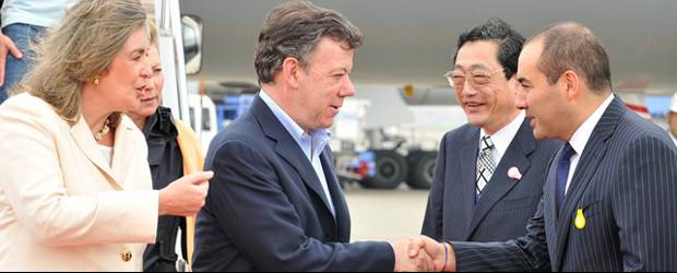 Colombia y Japón suscribirán acuerdo de promoción e inversión económica | Cortesía Presidencia | El presidente de la República, Juan Manuel Santos, fue recibido por la embajadora de Colombia en Japón, Patricia Cárdenas, y el embajador de Japón en Colombia, Kazumi Suzuki.