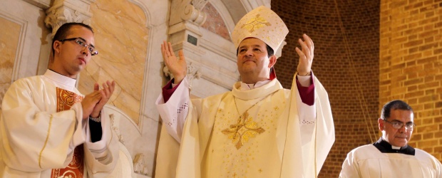 Medellín ya estrenó arzobispo | Juan Fernando Cano | Un sonoro aplauso llenó la Catedral Metropolitana cuando monseñor Ricardo Tobón Restrepo tomó posesión como el nuevo arzobispo de Medellín.