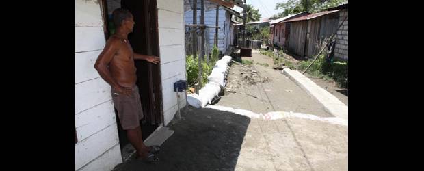 Nechí tenía el agua al cuello | Manuel Saldarriaga, Enviado Especial, Nechí | Miguel Donado, habitante del sector El Maragán, en el centro de Nechí, cuenta que mejoraron las condiciones de la calle, al levantarla con tierra. Además, la canalización evitará que las aguas del caño se desborden tan fácilmente. Igual, piensa que el invierno siempre los inquieta y molesta tanta humedad.