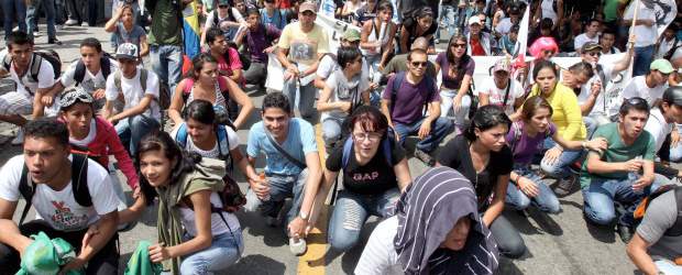 La Mane suspende el paro sin consenso | Archivo | Con el retiro de la reforma del Congreso, la Mesa Amplia Nacional Estudiantil decidió que había que suspender el paro. Algunas universidades volverán a la normalidad el lunes.