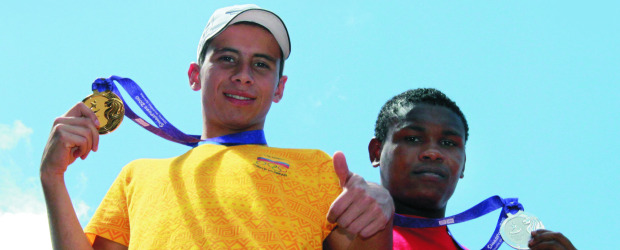 Jonnathan y José Gabino volvieron al cielo | Manuel Saldarriaga, El Retiro | Jonathan Botero, izquierda, fue aclamado por El Retiro. El campeón olímpico juvenil de ciclomontañismo y ganador del oro por equipos, tuvo la compañía del pesista urabaense José Mena, quien vino a Medellín con la ayuda de Indeportes.