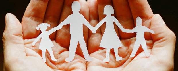 Los niños están en sus manos | Shutterstock | Los padres deben procurar no excederse en el consumo de medicamentos, pues este tipo de prácticas pueden crear en los menores una tendencia a generar hábitos de adicción. Los expertos también creen que esta práctica genera inseguridad y puede perjudicar el autoestima de los niños, lo que los afectaría en su vida social.