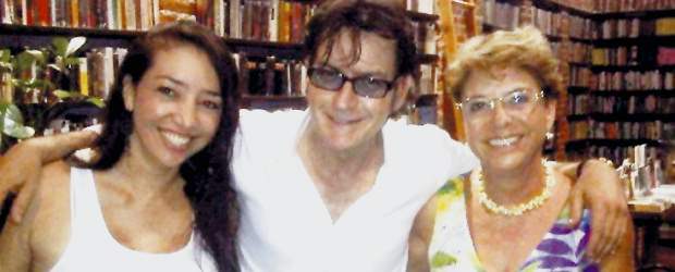 Charlie Sheen está de vacaciones en Cartagena | Colprensa | "Le pedimos la foto y aceptó encantado. Sus guardaespaldas nos tomaron la foto", comentó la dueña de una librería a la que se acercó Sheen.