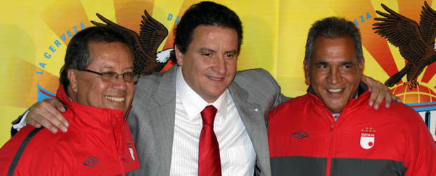 Néstor Otero ya es técnico de Santa Fe | Colprensa | César Pastrana (centro), presidente del Club Independiente Santa Fe, presentó este martes a Néstor Otero (izq.), como nuevo técnico del club, quien estará acompañado por Diego Barragán (der.), como nuevo asistente técnico.