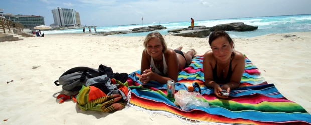 Cancún: sol, palmeras y guantes de box | Fotos Efe | Unas turistas disfrutan de la playa en Cancún (México). Cada año, millones de visitantes llegan a Cancún atraídos por la exótica combinación de playa, selva y ruinas arqueológicas de Xcaret, palabra que significa "pequeña caleta" y está relacionada con la veneración de los mayas a la diosa de la fertilidad, Ixchel.