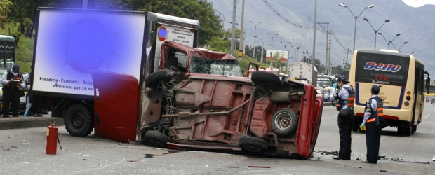 En aparatoso accidente murió hombre de sesenta años | Esteban Vanegas | El siniestro, en el que murió Gabriel Antonio López Toro, ocurrió en la Autopista Norte, a la altura del Parque Juanes de la Paz.
