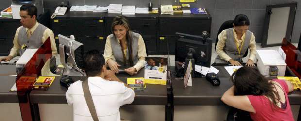 Tarjeta Éxito Origen, para los informales | Edwin Bustamante | En los almacenes de la cadena ya se está ofreciendo la tarjeta Éxito Origen, dirigida a las personas que tienen ingreso informal. El cupo es de 200.000 pesos y lo que se busca es ayudar a la masificación de la inclusión financiera.