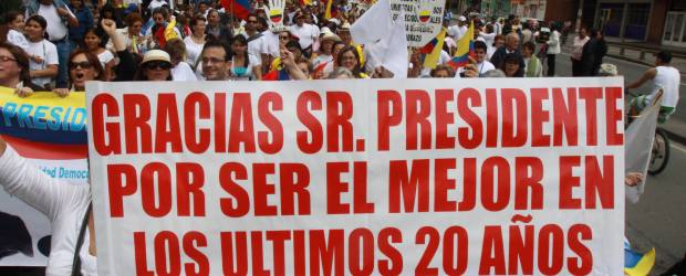Los bogotanos marcharon y cantaron el cumpleaños al presidente Uribe | Raúl Palacios, Colprensa | En el centro de Bogotá, los ciudadanos se reunieron para agradecer la gestión del presidente Uribe.