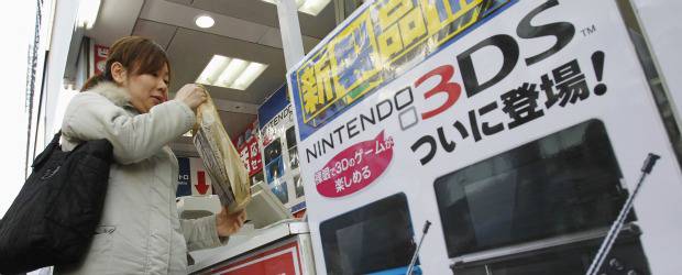 Nintendo lanzó la consola 3DS | Reuters | Los compradores soportaron largas filas para ser los primeros en tener la 3DS.