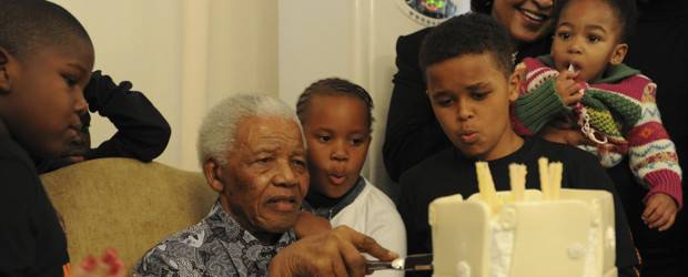 AP | Nelson Mandela se reunió en su residencia con su familia y algunos de sus amigos y líderes.