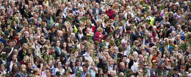Con minuto de silencio, Noruega recordó víctimas de masacre | Reuters | El homenaje fue silencioso y lleno de flores para recordar a las víctimas.