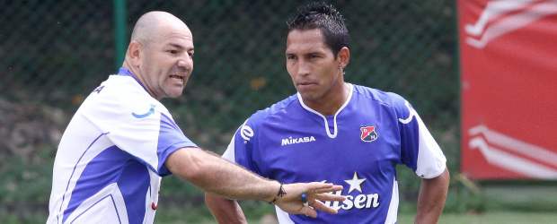 Pánzer: un mal año no quiere decir que yo no sirva | Archivo | El técnico Édgar Carvajal está convencido que tiene equipo para realizar una buena campaña en 2011. No cree que el equipo se lo hayan desmantelado. Además considera que los hombres pasan y las instituciones quedan.