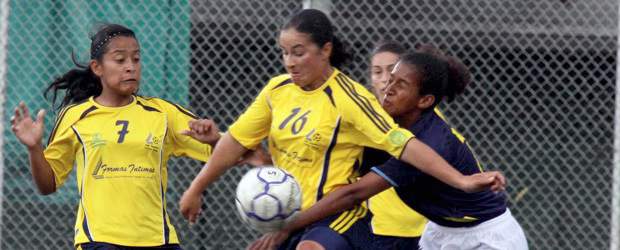 Estreno triunfal de Íntimas | Archivo | La experiencia del año pasado empieza a reflejarse en el equipo Formas Íntimas, que ayer prácticamente eliminó a las venezolanas.