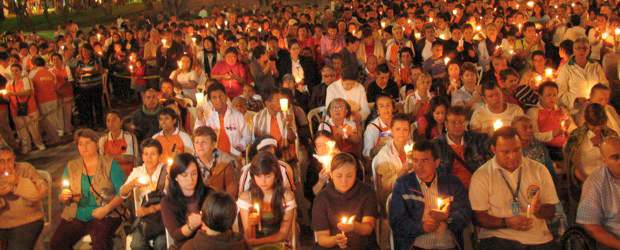 Que no se apague la luz de la solidaridad | Rodrigo Martínez | Bellanitas de todos los barrios se congregaron en la plazoleta del parque Tulio Ospina, para encender los alumbrados y una vela, en señal de solidaridad y acompañamiento a los sobrevivientes y damnificados de la tragedia de Calle Vieja.