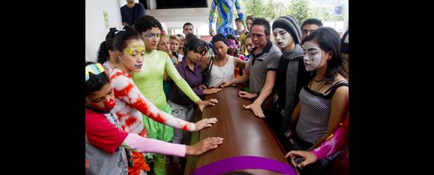 Gabriel se fue al cielo dejando un legado de arte | Esteban Vanegas | Niños y grandes, a los que Gabriel les había transmitido sus conocimientos de acrobacia y arte, le dieron ayer el último adiós en el cementerio de Copacabana. Zanqueros, payasos y otros coloridos personajes hicieron de la despedida un espectáculo de color y música para recordar a su maestro del arte.