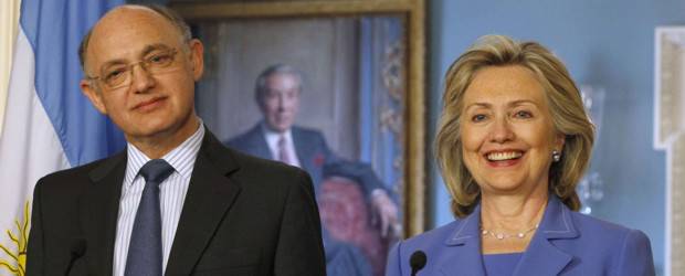 E.U. espera una "solución positiva" de las relaciones entre Colombia y Venezuela | Reuters | Hillary Clinton compareció ante la prensa junto al canciller de Argentina, Héctor Timerman.