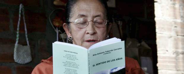 Con sus versos, sana el dolor que le dejó la guerra | Jaime Pérez | Rita estudia cuarto grado de primaria en el Colegio Latino. Tuvo 10 hijos de los cuales murieron dos y también les ha escrito algunos versos. Sangra mi corazón es un fragmento del poema que le escribió a su hija mayor quien murió hace dos años de un infarto. Por eso asegura que la muerte se ensañó con ella.