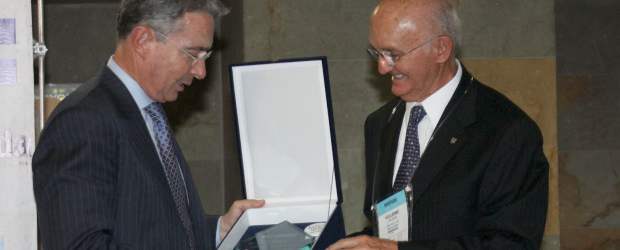 Despedida con homenaje | Hernán Vanegas | El presidente Álvaro Uribe Vélez recibió agradecido la placa que le entregó Inexmoda, de manos de Jorge Valencia Jaramillo, presidente del Consejo.