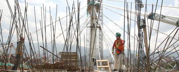 Abrirán puente de la 4sur, el 26 de diciembre | Juan Antonio Sánchez | A menos de tres meses de cumplirse la fecha de compromiso de entrega del puente de la 4sur por parte de la Alcaldía de Medellín, el avance de obra es del 70 por ciento. El 10 de noviembre debe estar ya unido el puente atirantado y dos semanas después el continuo.