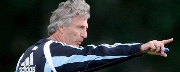 El orden táctico le da votos a Pékerman | Archivo | José Néstor Pékerman, quien tiene 62 años de edad, mandó a decir con su representante, Pascual Lezcano, que es un enamorado de Colombia. Ese aspecto tiene ilusionados a los directivos de Colfútbol para recibir una respuesta positiva en los próximos días sobre las propuestas deportiva y económica que le hicieron para que asuma como el técnico de la Selección de mayores.