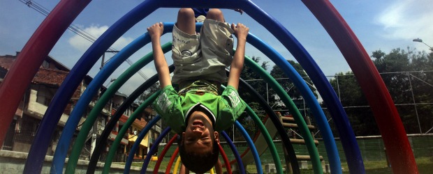 A La Tinaja se va a caminar sin afanes | Julio César Herrera | La Alcaldía y el Área Metropolitana entregaron la semana pasada el primer tramo del Parque Lineal La Tinaja, un espacio que ya disfrutan niños y adultos de El Pedregal que pueden recorrer sus senderos, sentarse en sus bancas o usar los juegos.