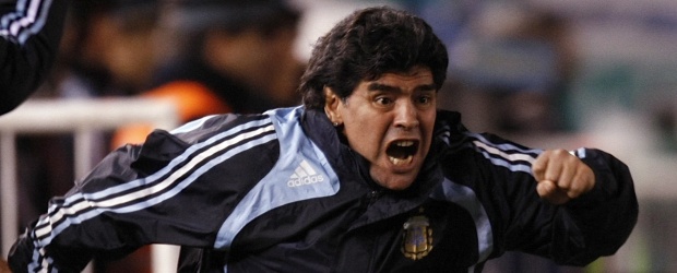 Maradona navega entre amor y rechazos | Archivo | Diego Armando Maradona, con todo y sus salidas en falso, marcó una historia en el fútbol como jugador. Ahora tiene el reto grande en calidad de seleccionador nacional, con un equipo lleno de estrellas, pero carente de sincronización. En Sudáfrica se conocerán sus verdaderos conocimientos como estratega.