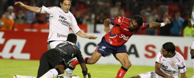 Al Medellín le faltó altura | Juan Antonio Sánchez, enviado especial, Bogotá | El paraguayo Mario Giménez lucha contra los jugadores brasileños, que vinieron con una propuesta defensiva a Bogotá y se llevaron un buen botín.