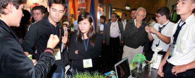 Colegiales hacen ciencia | Juan Antonio Sánchez | En la XVIII Convención Científica Nacional los estudiantes de la Hernán Villa Baena mostraron cómo es el proceso para germinar semilla de trigo en humus de lombriz. El proyecto de los jóvenes se ha basado en la teoría de Ann Wigmore