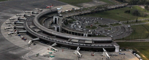 A 'cielos abiertos' le faltan más pistas | Henry Agudelo | Asesores aeronáuticos, líderes gremiales, agencias de viajes y aerolíneas coinciden en que el Acuerdo de 'cielos abiertos' es la oportunidad para aumentar las operaciones en el aeropuerto internacional José María Córdova, en Rionegro.