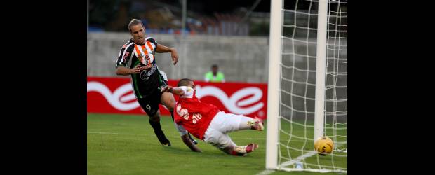 Faltó el triunfo para regresar bien a casa | Juan Antonio Sánchez | El brasileño Fernando de Oliveira volvió a bailar samba con Envigado en la Liga Postobón. Ayer abrió el marcador frente a Santa Fe, pese al esfuerzo de Yulián Anchico, pero su gol no alcanzó para los tres puntos en el Parque Estadio Sur. Oliveira fue aplaudido por las chicas de la Selección sub17 de Colombia.