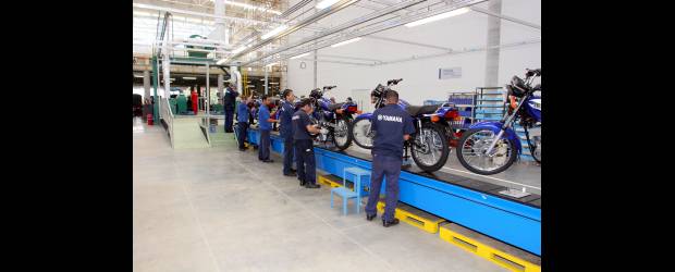Mujeres también compran motos | | Aunque las ventas se redujeron en 2009, la cadena del motociclismo genera un importante aporte a la economía en empleos e ingresos.