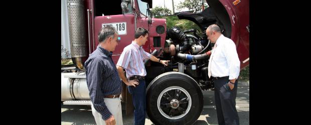 | Sergio Bernal y Jaime Escobar de Econotec y Trabocol y Diego Fernando Murillo Franco, gerente técnico de Saferbo analizan el comportamiento del filtro Trabold instalado en uno de los equipos que utiliza la firma transportadora de mercancías.