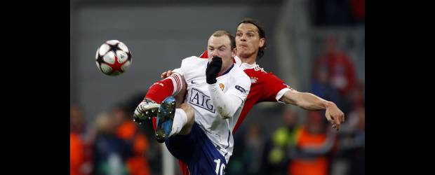 Pasos firmes de Bayern y Lyon | Thomas Bohlen, Reuters-munich, Alemania | Daniel Van Buyten, de bayern, y Wayne Rooney, de Manchester, durante el duelo que presenciaron 66 mil espectadores en el Allianz Arena de Múnich.